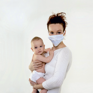 Грудное вскармливание во время простуды: как не заразить ребенка?